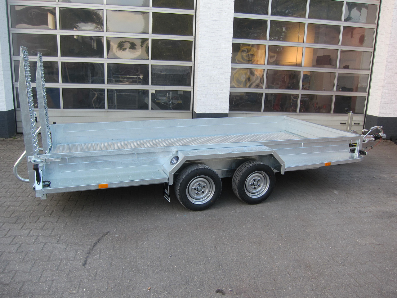 Saris Magnum MAXX 3500 406x182x30cm Rampen ForceOne Aluboden 3500kg Aktion - Reboque porta máquinas: foto 3 Saris Magnum MAXX 3500 406x182x30cm Rampen ForceOne Aluboden 3500kg Aktion - Reboque porta máquinas: foto 3