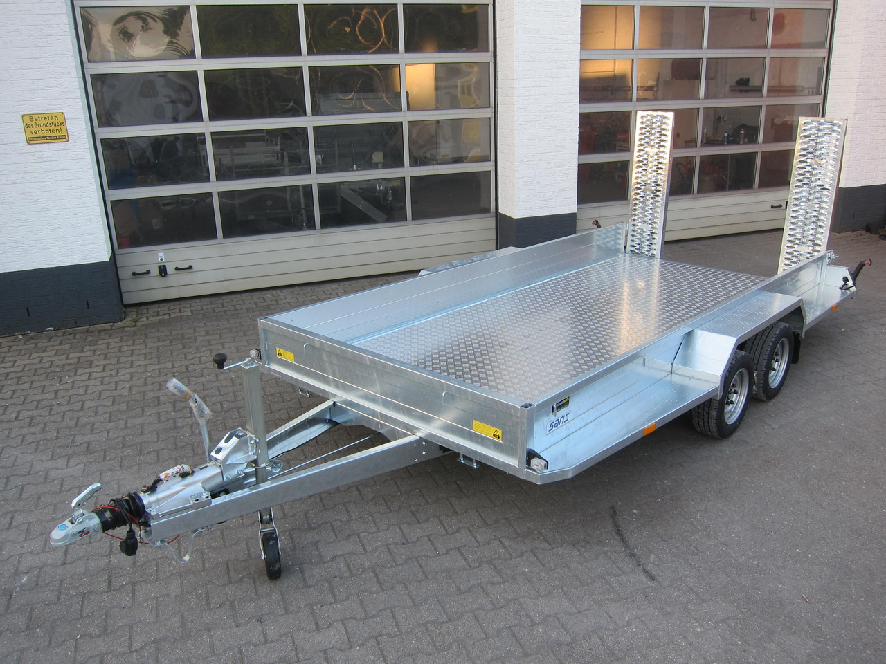 Saris Magnum MAXX 3500 406x182x30cm Rampen ForceOne Aluboden 3500kg Aktion - Reboque porta máquinas: foto 1 Saris Magnum MAXX 3500 406x182x30cm Rampen ForceOne Aluboden 3500kg Aktion - Reboque porta máquinas: foto 1