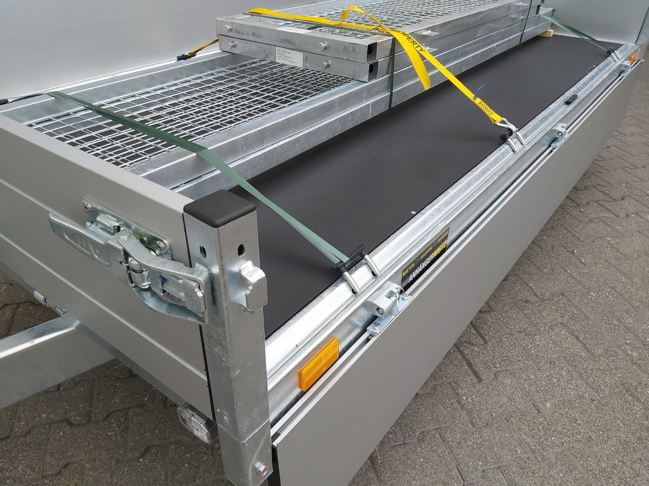 Saris PL 276 150 2000 2 276x150x30cm 13" (S) 2000kg Online Aktion - Reboque plataforma/ Caixa aberta: foto 5 Saris PL 276 150 2000 2 276x150x30cm 13" (S) 2000kg Online Aktion - Reboque plataforma/ Caixa aberta: foto 5