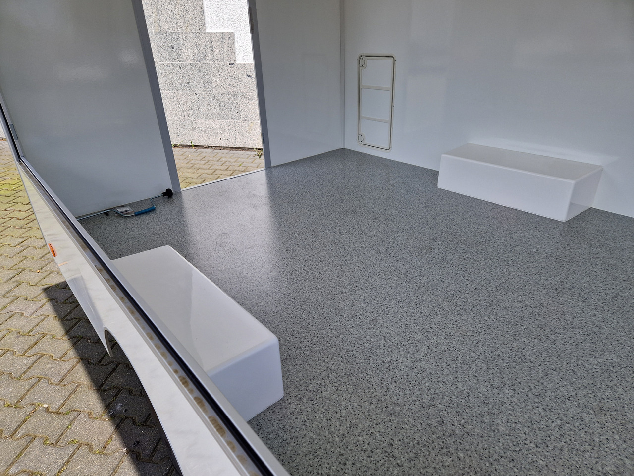 Verkaufsanhänger VK 300 220 aero retro 300x220x230cm 2 Verkaufsklappen rechts & vorn Hecktür 1300kg - Roulote bar: foto 5 Verkaufsanhänger VK 300 220 aero retro 300x220x230cm 2 Verkaufsklappen rechts & vorn Hecktür 1300kg - Roulote bar: foto 5