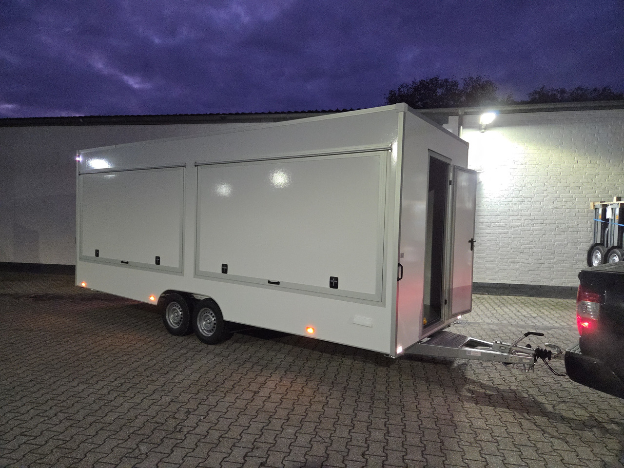 Verkaufsanhänger VKH 623 220 aero retro 620x220x230cm 230V Licht 3000kg - Roulote bar: foto 3 Verkaufsanhänger VKH 623 220 aero retro 620x220x230cm 230V Licht 3000kg - Roulote bar: foto 3