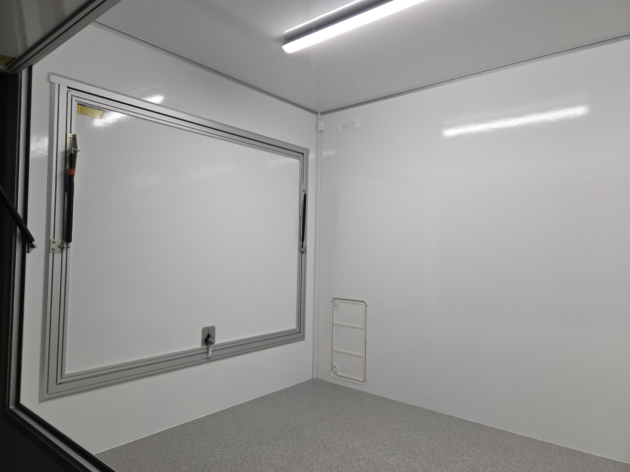 Verkaufsanhänger VKH 623 220 aero retro 620x220x230cm 230V Licht 3000kg - Roulote bar: foto 5 Verkaufsanhänger VKH 623 220 aero retro 620x220x230cm 230V Licht 3000kg - Roulote bar: foto 5