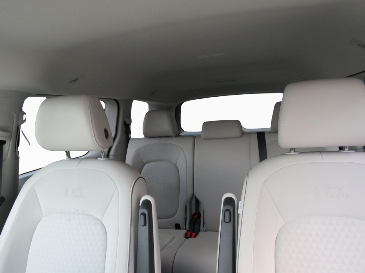 VOLKSWAGEN ID.Buzz Pro Design 150 kW Klima AHK Navi ZV - Automóvel: foto 4 VOLKSWAGEN ID.Buzz Pro Design 150 kW Klima AHK Navi ZV - Automóvel: foto 4