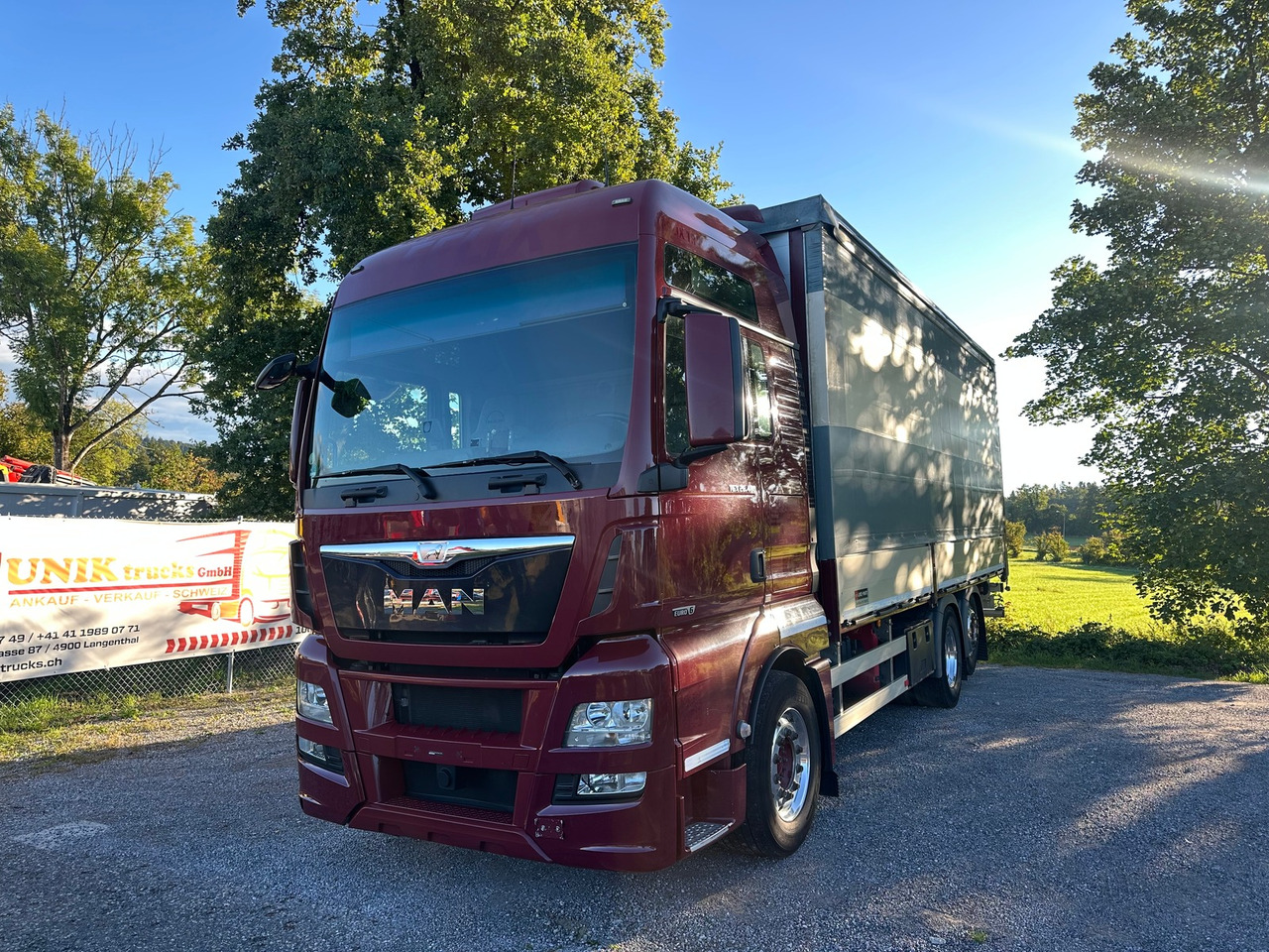 MAN TGX 26.480 6x2 Hebebühne - Caminhão com lona: foto 1 MAN TGX 26.480 6x2 Hebebühne - Caminhão com lona: foto 1