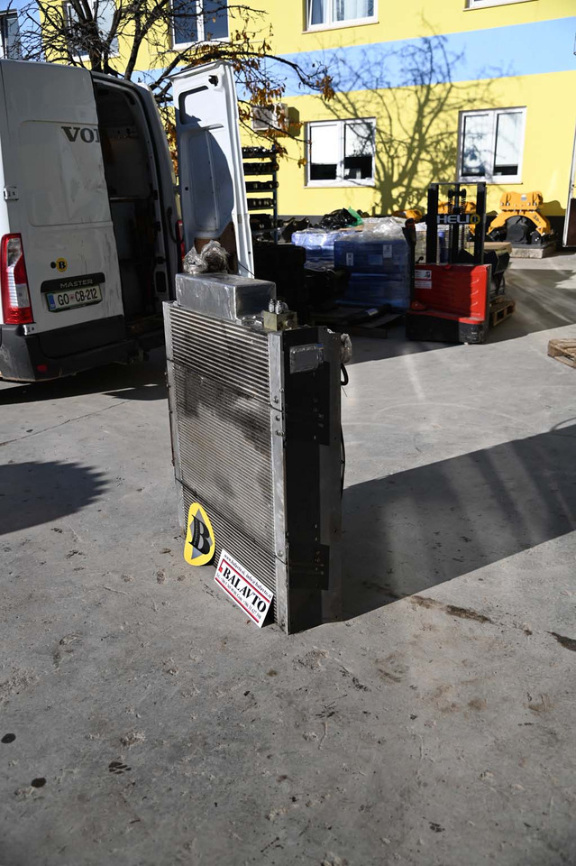 AKG engine cooling radiator - Radiador de Máquina de construção: foto 2 AKG engine cooling radiator - Radiador de Máquina de construção: foto 2