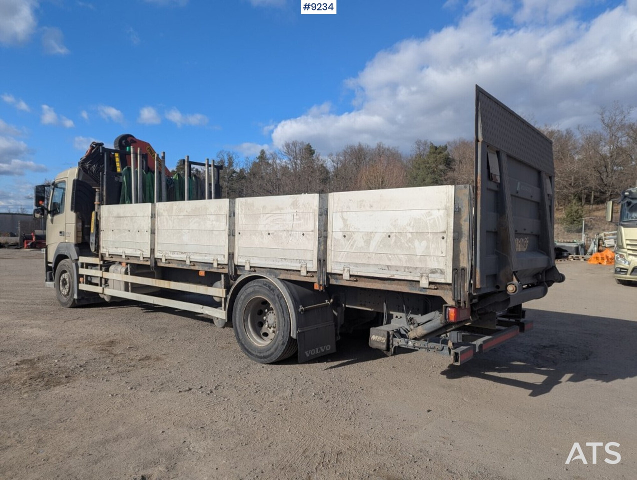 Crane Truck Volvo FM 330 4X2 with tail lift - Camião de caixa aberta/ Plataforma, Caminhão grua: foto 4 Crane Truck Volvo FM 330 4X2 with tail lift - Camião de caixa aberta/ Plataforma, Caminhão grua: foto 4