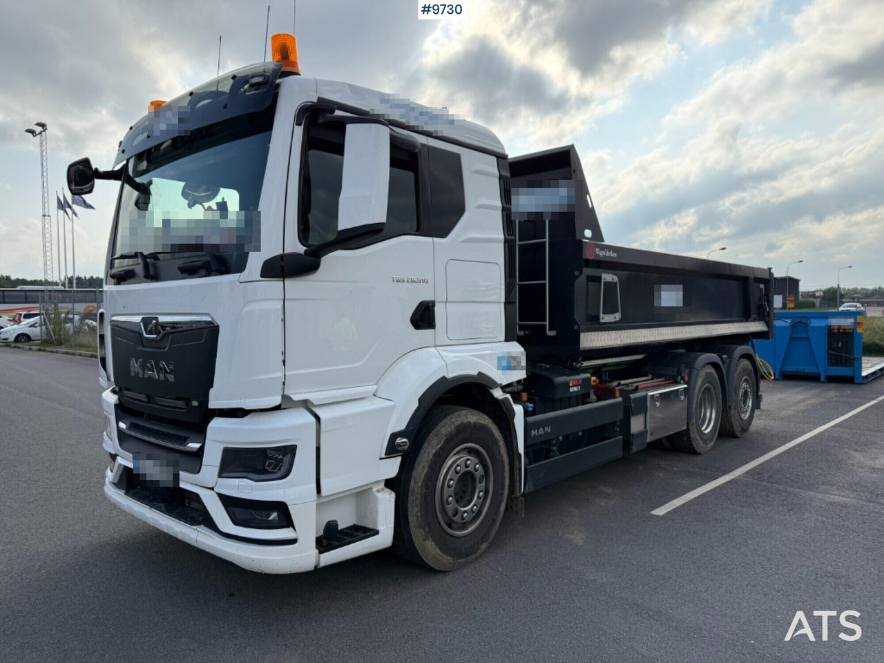 Hook lift MAN TGS 26.510 with crane flatbed and gravel flatbed - Caminhão polibenne: foto 1 Hook lift MAN TGS 26.510 with crane flatbed and gravel flatbed - Caminhão polibenne: foto 1