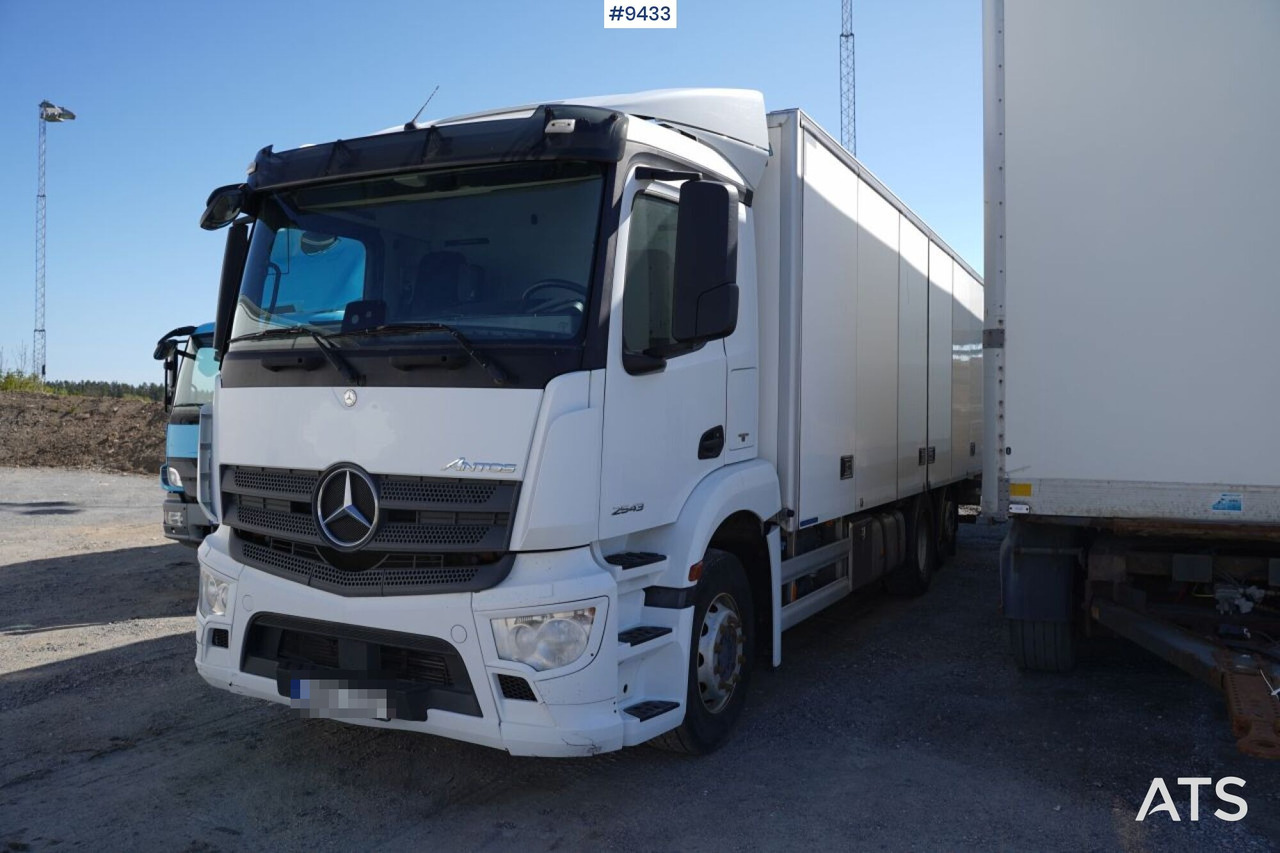 Refrigerated Box truck Mercedes Antos with tail lift (SEE VIDEO) - Caminhão frigorífico: foto 1 Refrigerated Box truck Mercedes Antos with tail lift (SEE VIDEO) - Caminhão frigorífico: foto 1