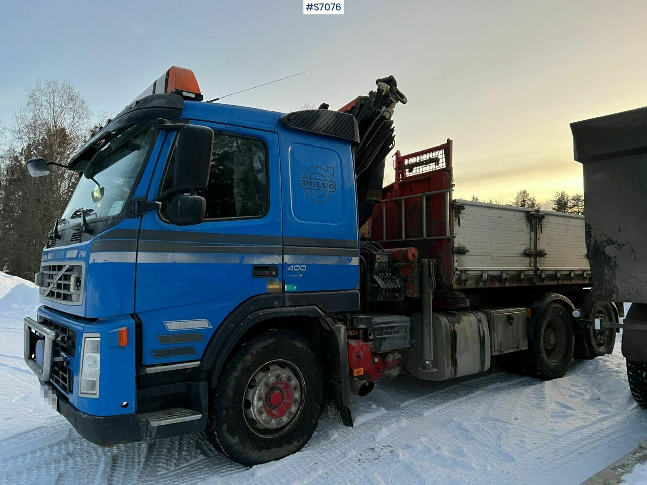 Volvo FM 400 6*2 Crane Truck with tiltable flatbed Palfinger PK16502 - Caminhão grua: foto 1 Volvo FM 400 6*2 Crane Truck with tiltable flatbed Palfinger PK16502 - Caminhão grua: foto 1
