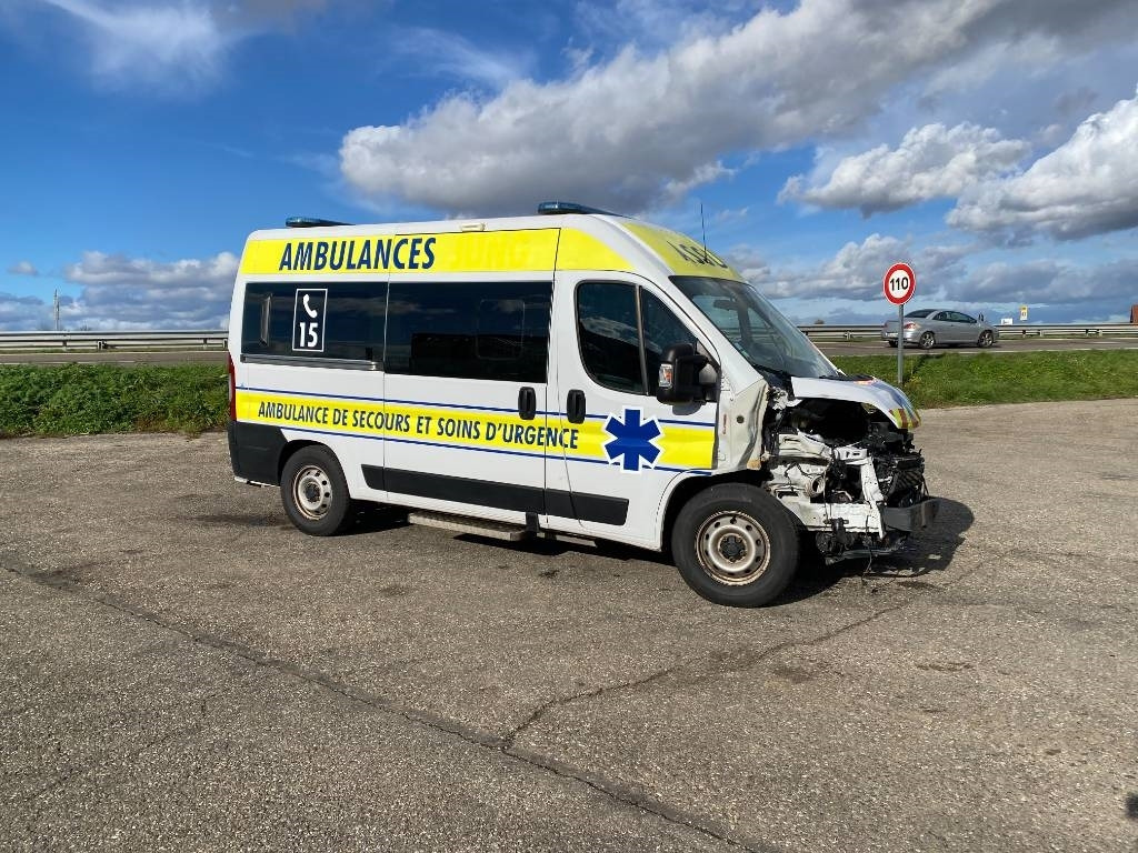 Fiat LES DAUPHINS/DUCATO TORINO 2.3M-Jet 160 endommagée - Carrinha de contentor: foto 3 Fiat LES DAUPHINS/DUCATO TORINO 2.3M-Jet 160 endommagée - Carrinha de contentor: foto 3