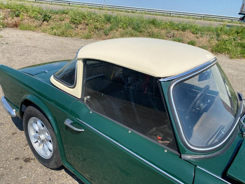 Automóvel Triumph TR4-A + Hard Top / OldTimer endommagé: foto 50