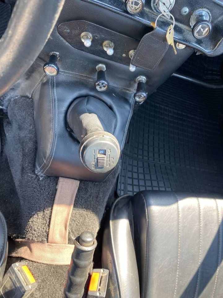 Automóvel Triumph TR4-A + Hard Top / OldTimer endommagé: foto 15