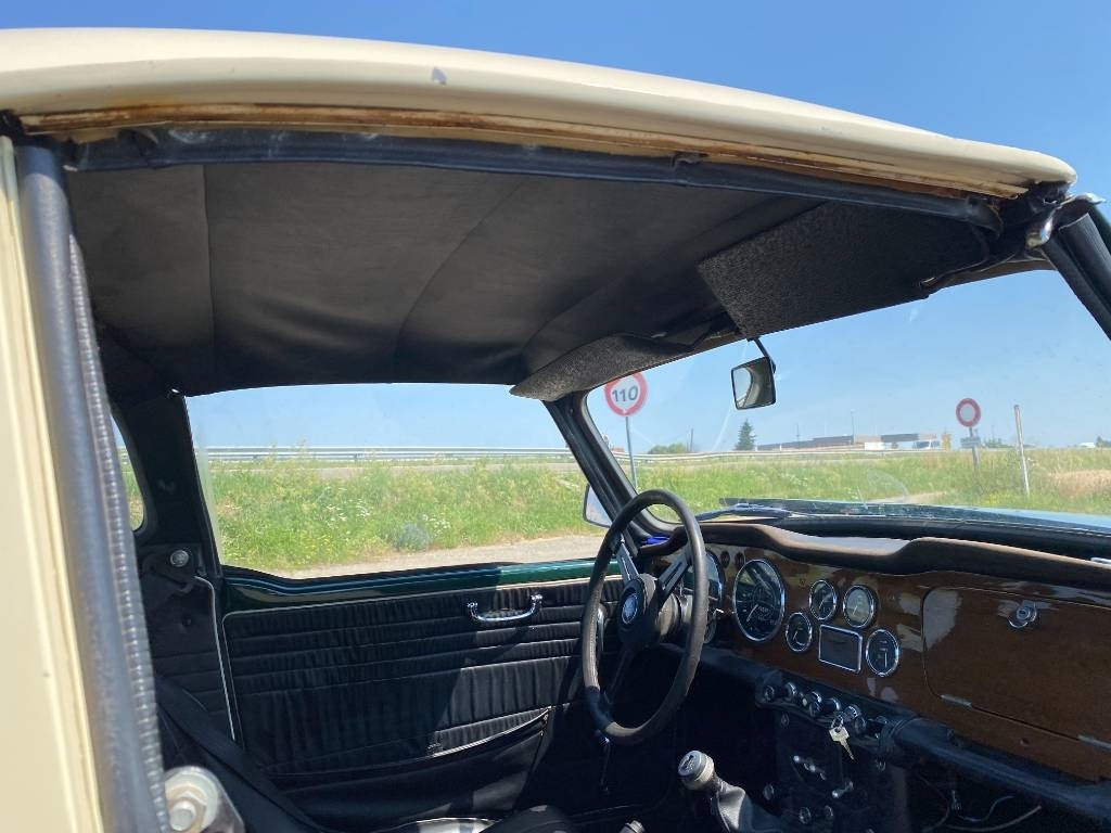 Automóvel Triumph TR4-A + Hard Top / OldTimer endommagé: foto 49
