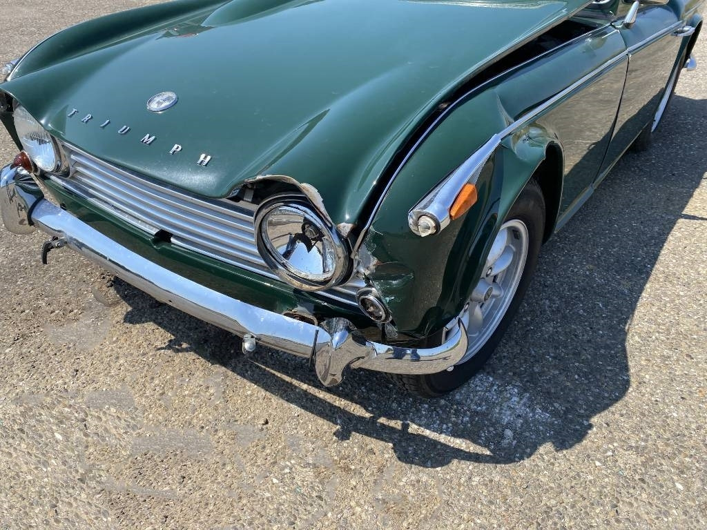 Automóvel Triumph TR4-A + Hard Top / OldTimer endommagé: foto 10