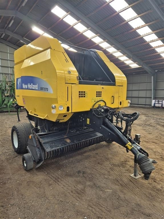 New Holland BR7070 med rotorsnitter Snitter - Enfardadeira de fardos redondos: foto 2 New Holland BR7070 med rotorsnitter Snitter - Enfardadeira de fardos redondos: foto 2