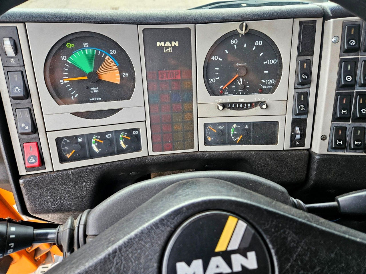 Caminhão basculante MAN FE 19.310 4x4 BL Winterdienst Band Streuer: foto 8 Caminhão basculante MAN FE 19.310 4x4 BL Winterdienst Band Streuer: foto 8