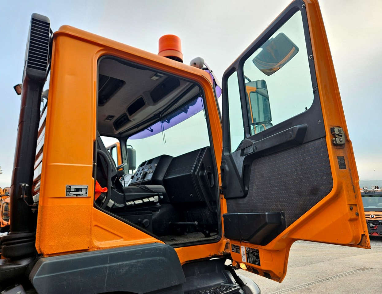 Caminhão basculante MAN FE 19.310 4x4 BL Winterdienst Band Streuer: foto 9 Caminhão basculante MAN FE 19.310 4x4 BL Winterdienst Band Streuer: foto 9