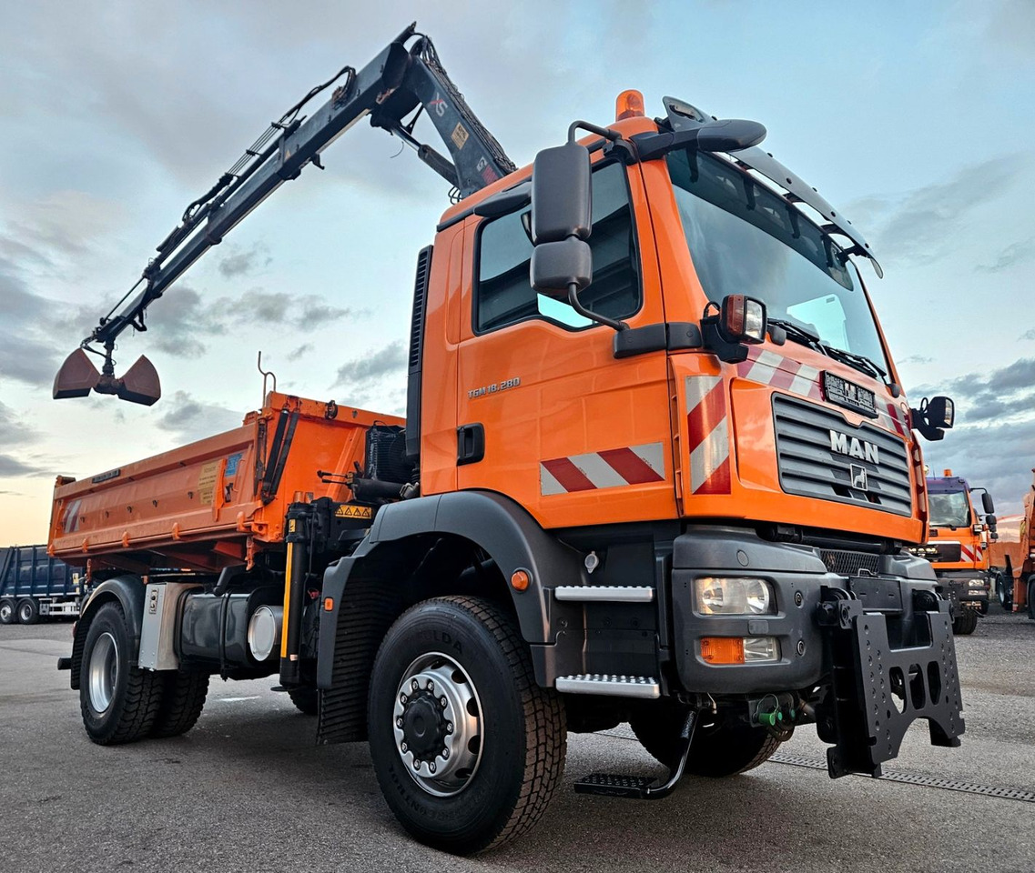 MAN TGM 18.280 4x4 HIAB 111-3 Funk Kran Winterdienst - Caminhão basculante, Caminhão grua: foto 3 MAN TGM 18.280 4x4 HIAB 111-3 Funk Kran Winterdienst - Caminhão basculante, Caminhão grua: foto 3
