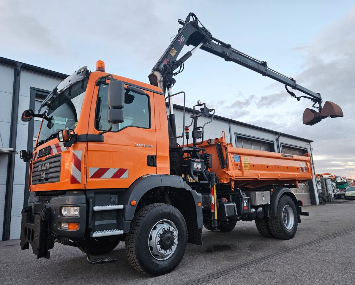 MAN TGM 18.280 4x4 HIAB 111-3 Funk Kran Winterdienst - Caminhão basculante, Caminhão grua: foto 1 MAN TGM 18.280 4x4 HIAB 111-3 Funk Kran Winterdienst - Caminhão basculante, Caminhão grua: foto 1
