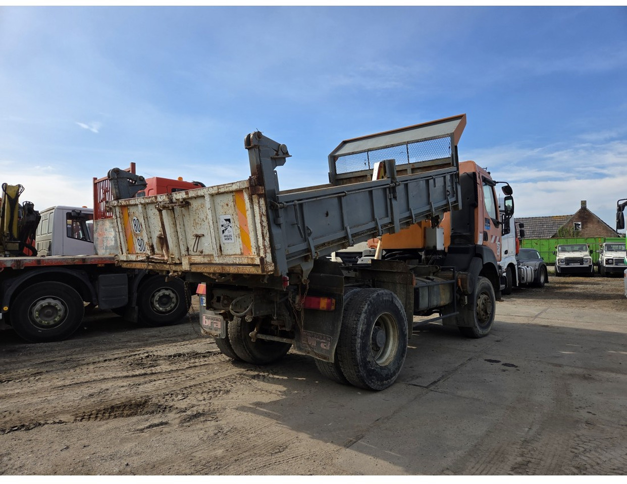 Renault Kerax 340 4x4 Tipper Manual Gearbox Mechanical pump Pompe Mecanique - Caminhão basculante: foto 2 Renault Kerax 340 4x4 Tipper Manual Gearbox Mechanical pump Pompe Mecanique - Caminhão basculante: foto 2