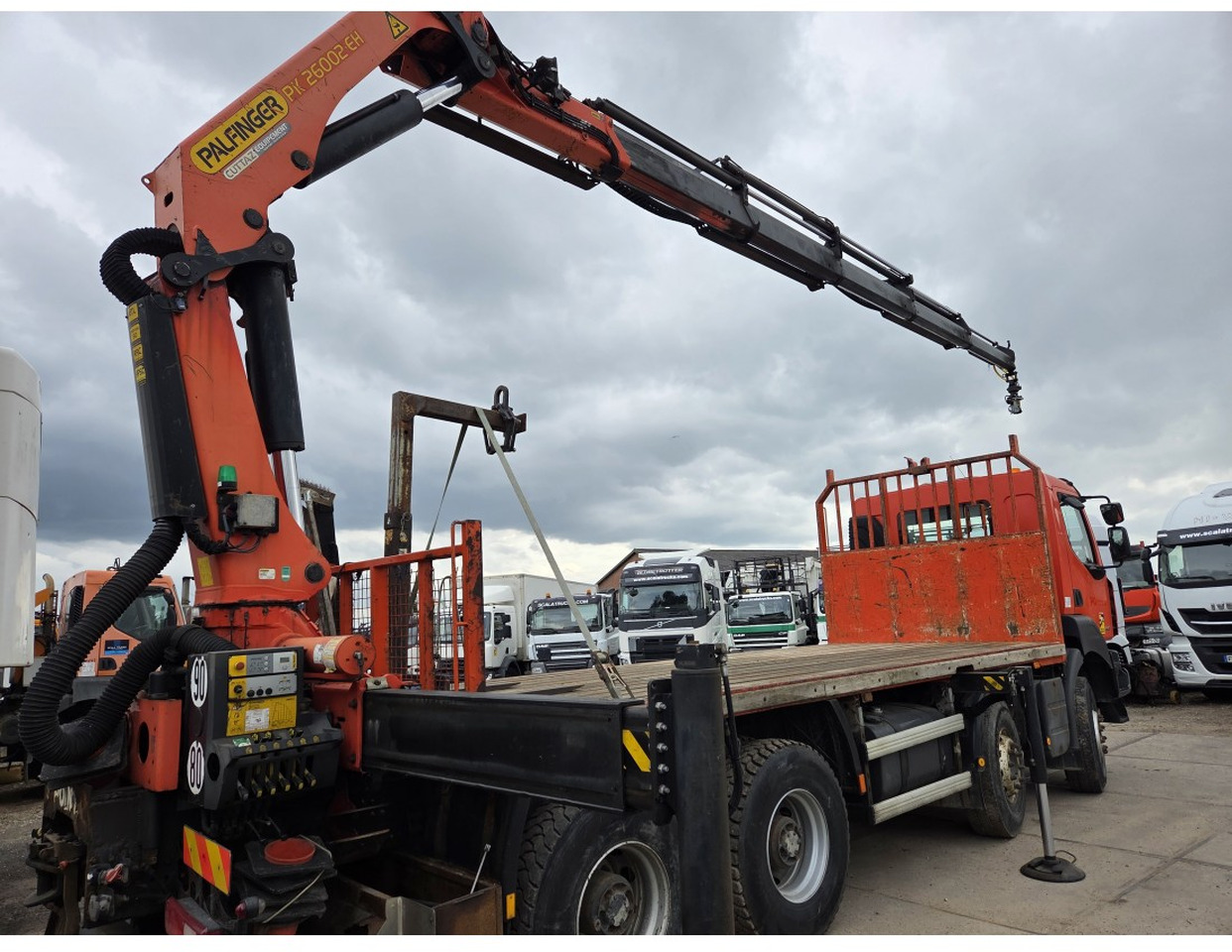 Renault Kerax 430 8X4 Flatbed Crane Palfinger PK26002EH 26 ton 5 Extensions *Retarder - Camião de caixa aberta/ Plataforma, Caminhão grua: foto 2 Renault Kerax 430 8X4 Flatbed Crane Palfinger PK26002EH 26 ton 5 Extensions *Retarder - Camião de caixa aberta/ Plataforma, Caminhão grua: foto 2