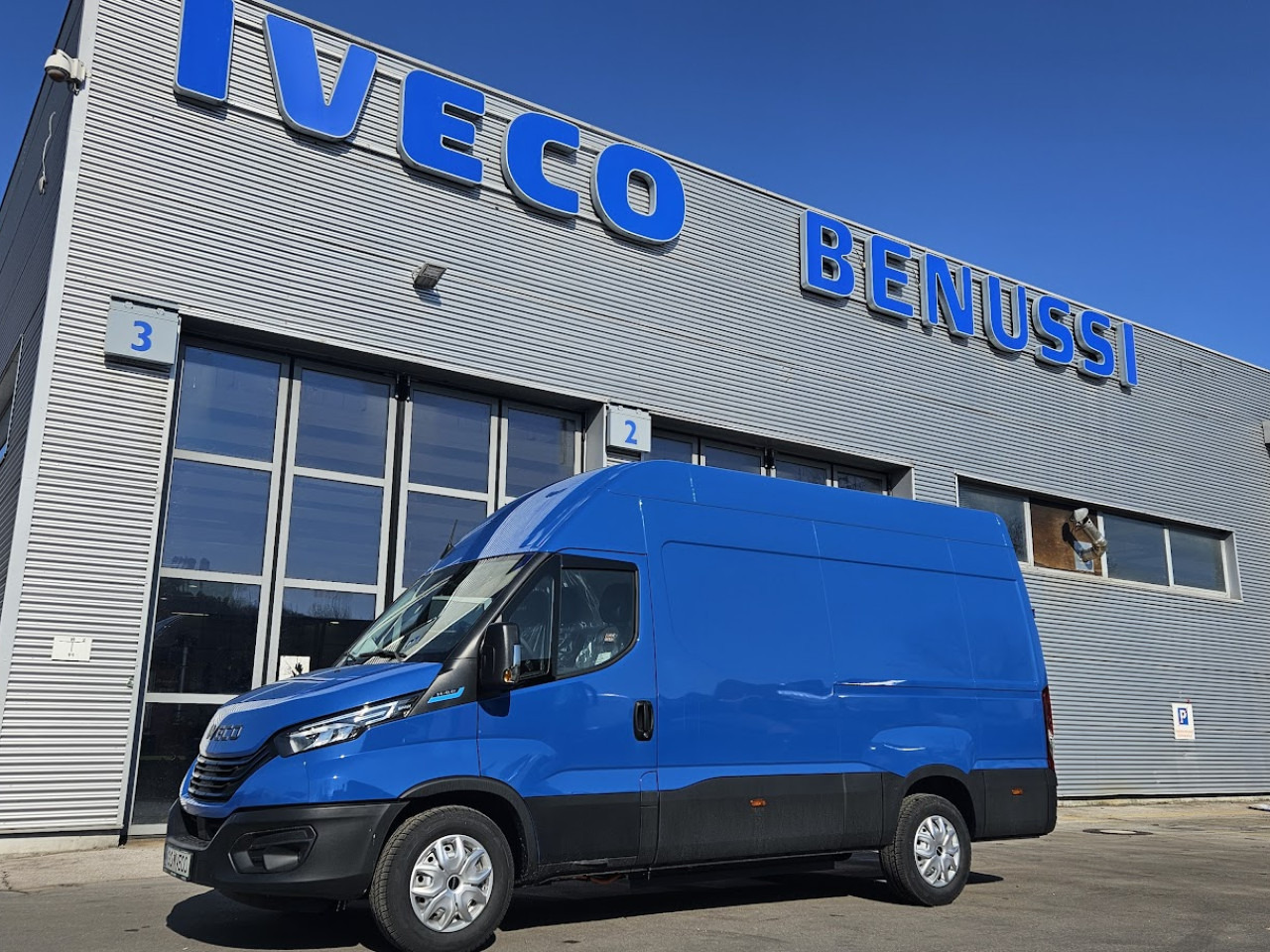 IVECO Daily ELEKTRIČNI 35 C 18H - Furgão de passageiros, Carrinha elétrica: foto 1 IVECO Daily ELEKTRIČNI 35 C 18H - Furgão de passageiros, Carrinha elétrica: foto 1