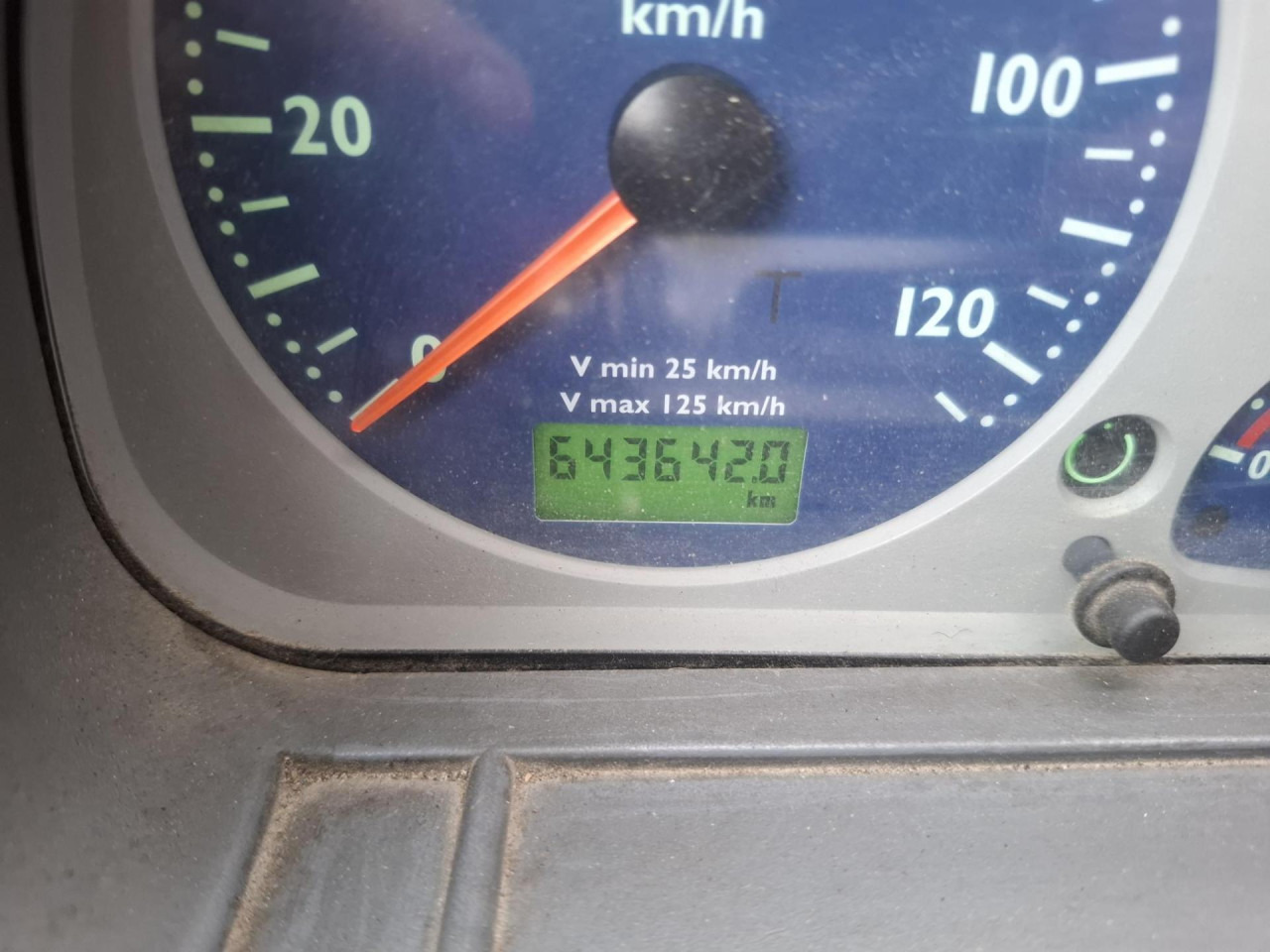 IVECO Stralis AT260S35Y - Caminhão com lona: foto 2 IVECO Stralis AT260S35Y - Caminhão com lona: foto 2