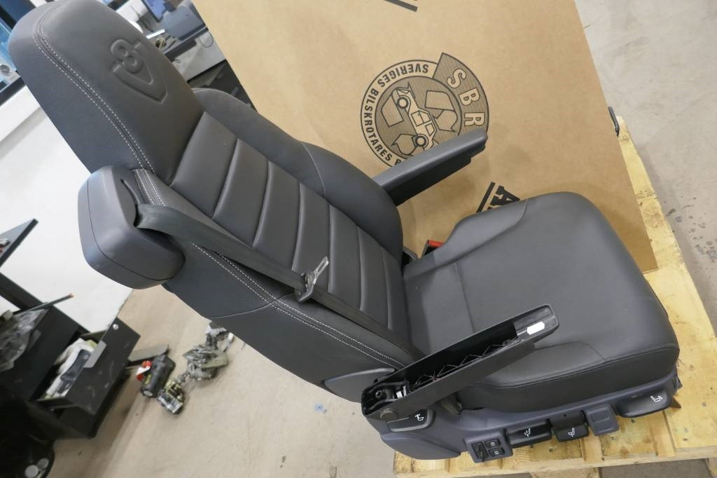 Scania V8 passagerarstol - Cabine de Caminhão: foto 1 Scania V8 passagerarstol - Cabine de Caminhão: foto 1