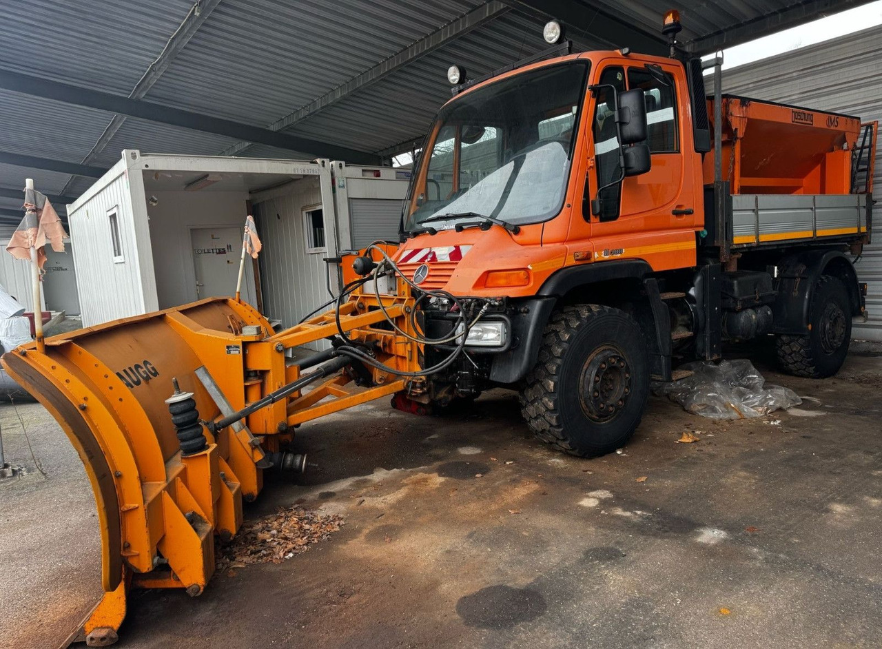 Unimog U400 4x4, Winterdienst, Schild+Streuer - Caminhão: foto 1 Unimog U400 4x4, Winterdienst, Schild+Streuer - Caminhão: foto 1