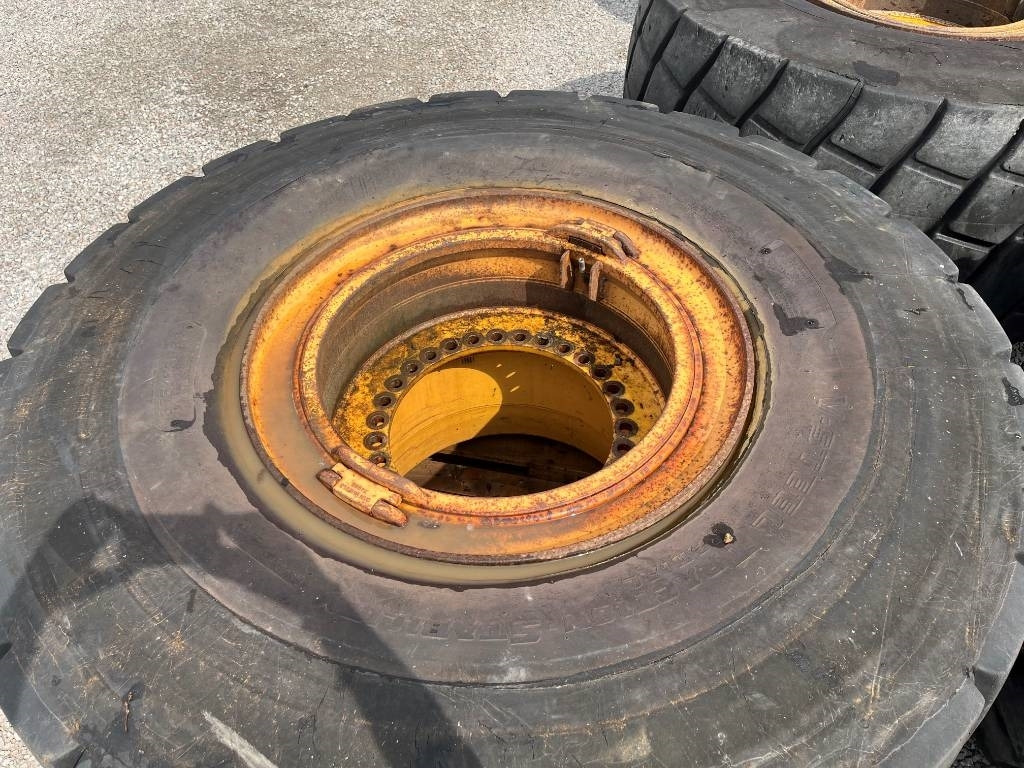 Bridgestone Regummerade 875/65R29 på Volvo L220 fälg - Roda completa: foto 4 Bridgestone Regummerade 875/65R29 på Volvo L220 fälg - Roda completa: foto 4
