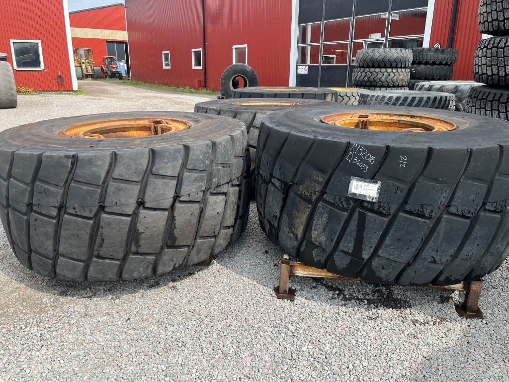 Bridgestone Regummerade 875/65R29 på Volvo L220 fälg - Roda completa: foto 2 Bridgestone Regummerade 875/65R29 på Volvo L220 fälg - Roda completa: foto 2