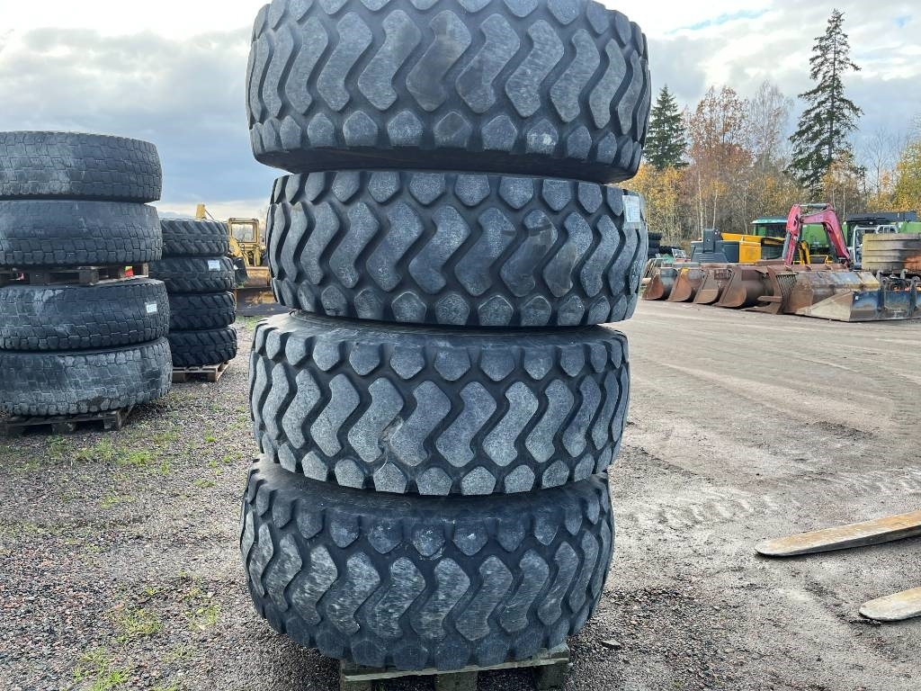 Däck på fälg 20,5-R25 Volvo L70 , 6300 , L90 - Pneu de Máquina de construção: foto 4 Däck på fälg 20,5-R25 Volvo L70 , 6300 , L90 - Pneu de Máquina de construção: foto 4