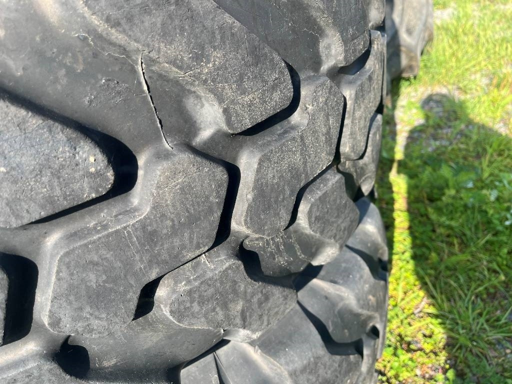 Mitas 405 70 R20 till Volvo L30 L35 - Pneu de Máquina de construção: foto 3 Mitas 405 70 R20 till Volvo L30 L35 - Pneu de Máquina de construção: foto 3