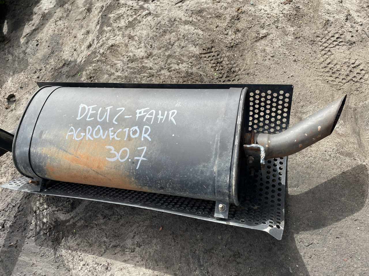 Deuzt-Fahr Agrovector 30.7 - tłumik tłumnik końćowy - Silenciador de Máquina agrícola: foto 2 Deuzt-Fahr Agrovector 30.7 - tłumik tłumnik końćowy - Silenciador de Máquina agrícola: foto 2