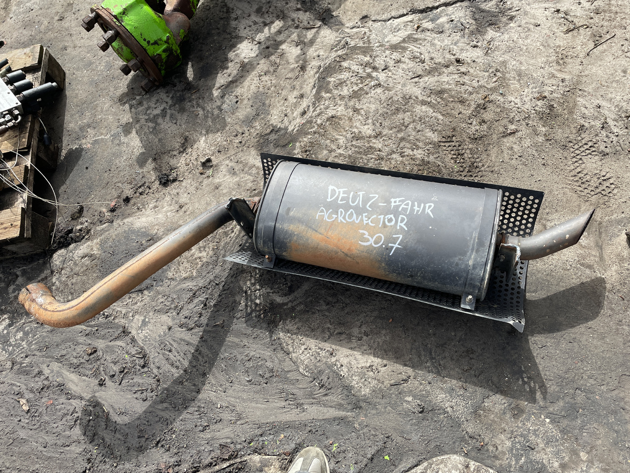 Deuzt-Fahr Agrovector 30.7 - tłumik tłumnik końćowy - Silenciador de Máquina agrícola: foto 1 Deuzt-Fahr Agrovector 30.7 - tłumik tłumnik końćowy - Silenciador de Máquina agrícola: foto 1