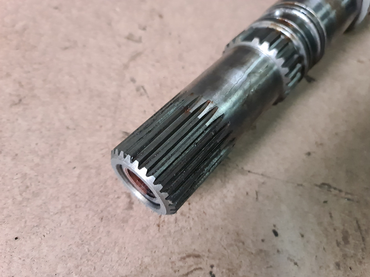 John Deere 4650, 4850 Wał Skrzyni Biegów z Pierścieniem R119550 JD9002 - Eixo cardan de Máquina agrícola: foto 2 John Deere 4650, 4850 Wał Skrzyni Biegów z Pierścieniem R119550 JD9002 - Eixo cardan de Máquina agrícola: foto 2