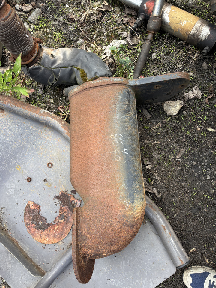 New Holland T8 - wspornik kolano tłumika 87588160 - Silenciador de Máquina agrícola: foto 1 New Holland T8 - wspornik kolano tłumika 87588160 - Silenciador de Máquina agrícola: foto 1