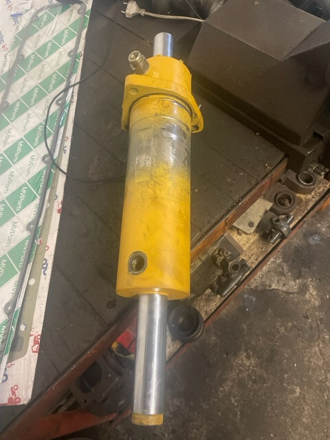 Siłownik skrętu Cat th360 , th330 , th220 - Cilindro hidráulico de Empilhador telescópico: foto 1 Siłownik skrętu Cat th360 , th330 , th220 - Cilindro hidráulico de Empilhador telescópico: foto 1