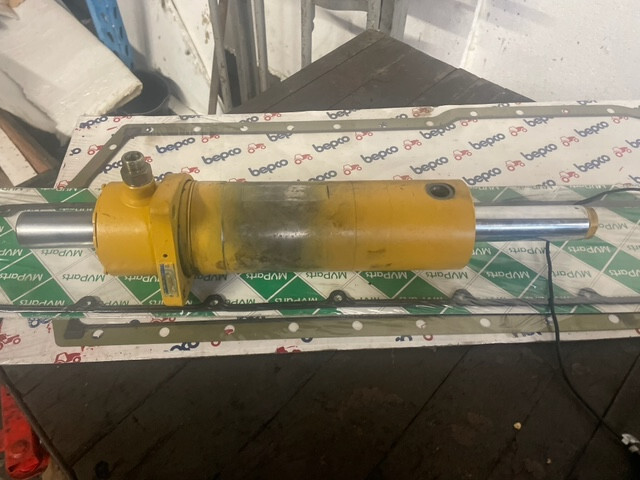 Siłownik skrętu Cat th360 , th330 , th220 - Cilindro hidráulico de Empilhador telescópico: foto 4 Siłownik skrętu Cat th360 , th330 , th220 - Cilindro hidráulico de Empilhador telescópico: foto 4