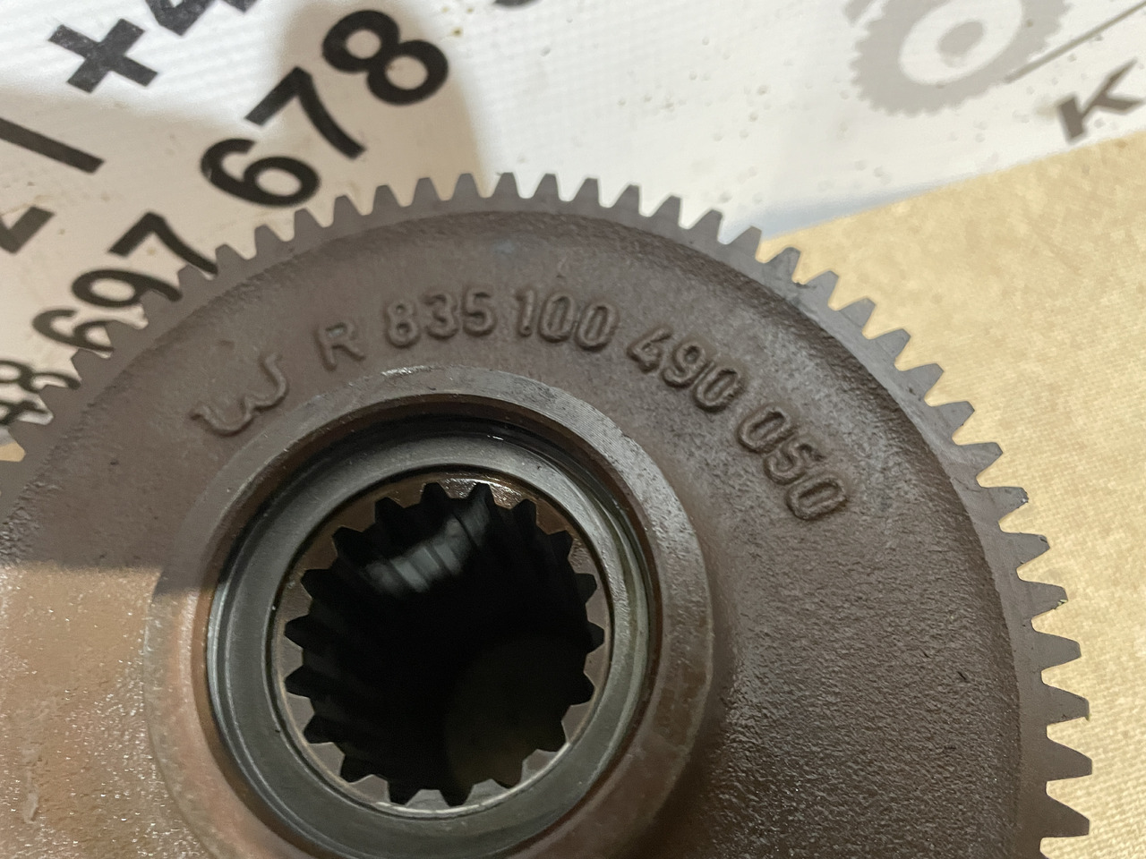 Valtra S354 Massey 8480 - skrzynia biegów - koło zębate pompy oleju R835100490030 - Caixa de câmbio de Máquina agrícola: foto 1 Valtra S354 Massey 8480 - skrzynia biegów - koło zębate pompy oleju R835100490030 - Caixa de câmbio de Máquina agrícola: foto 1