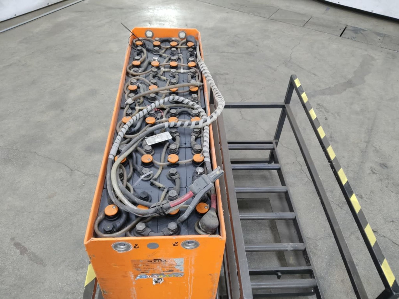 MIDAC Battery & changing rack - Bateria automotiva de Equipamento de movimentação: foto 5 MIDAC Battery & changing rack - Bateria automotiva de Equipamento de movimentação: foto 5