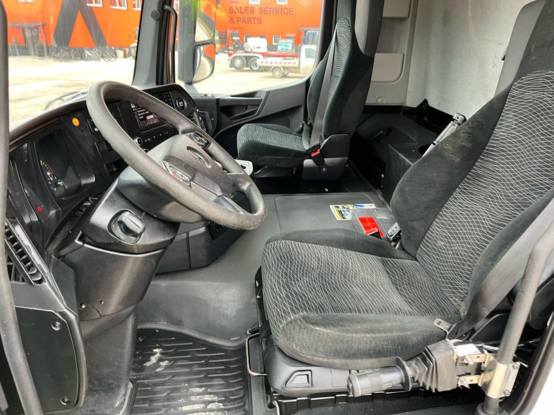 Fotografia de interior 2: Caminhão basculante Mercedes-Benz Arocs 4151 8x4 BORDMATIC / FULL STEEL / DRUM BRAKES / BOX L=6140 mm
