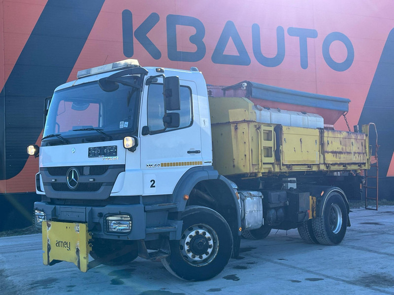 Mercedes-Benz Axor 1824 4x4 POSSIBLE TO BUY WITH SPREADER & FRONT PLOW - Caminhão basculante: foto 1 Mercedes-Benz Axor 1824 4x4 POSSIBLE TO BUY WITH SPREADER & FRONT PLOW - Caminhão basculante: foto 1