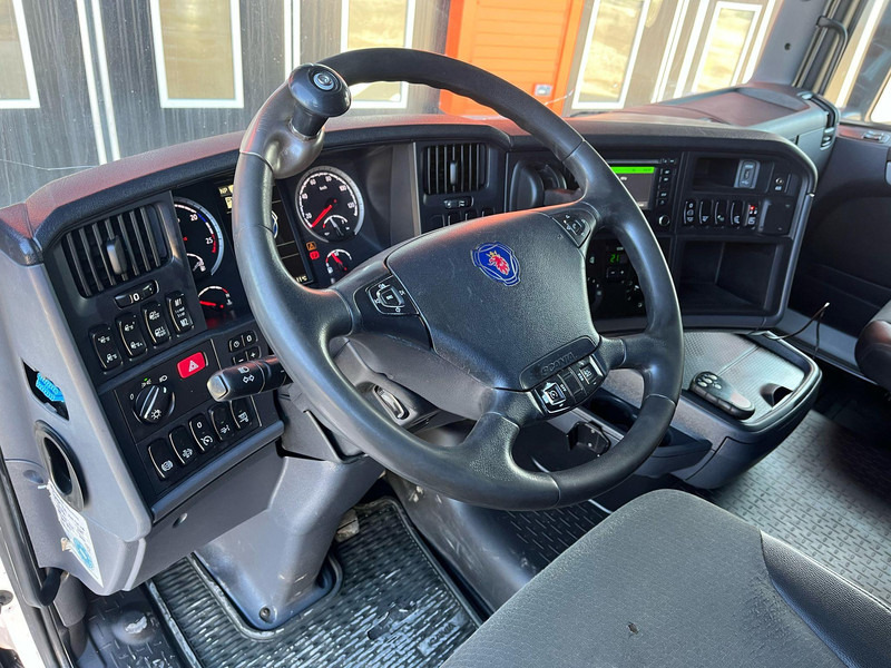 Fotografia de interior 1: Caminhão furgão Scania R 490 6x2*4 RETARDER / BOX L=7364 mm