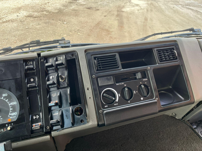 Camião de caixa aberta/ Plataforma, Caminhão grua Volvo FL 608 4x2 PK 8200 / BOX L=4249 mm: foto 19