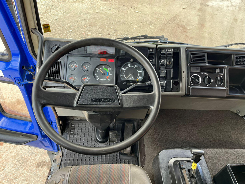 Camião de caixa aberta/ Plataforma, Caminhão grua Volvo FL 608 4x2 PK 8200 / BOX L=4249 mm: foto 17