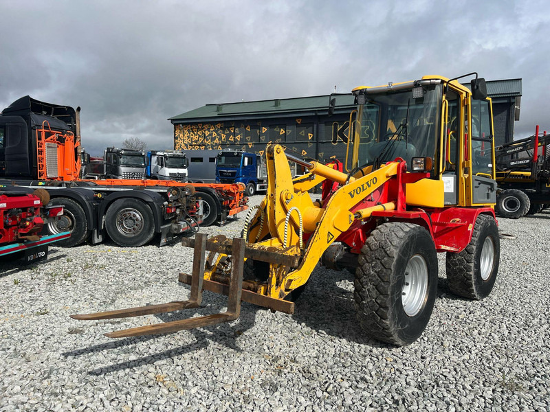 Volvo L 30 B-Z/X 4x4 AC / QUICK COUPLER / BUCKET + FORKS - Carregadeira de rodas: foto 2 Volvo L 30 B-Z/X 4x4 AC / QUICK COUPLER / BUCKET + FORKS - Carregadeira de rodas: foto 2