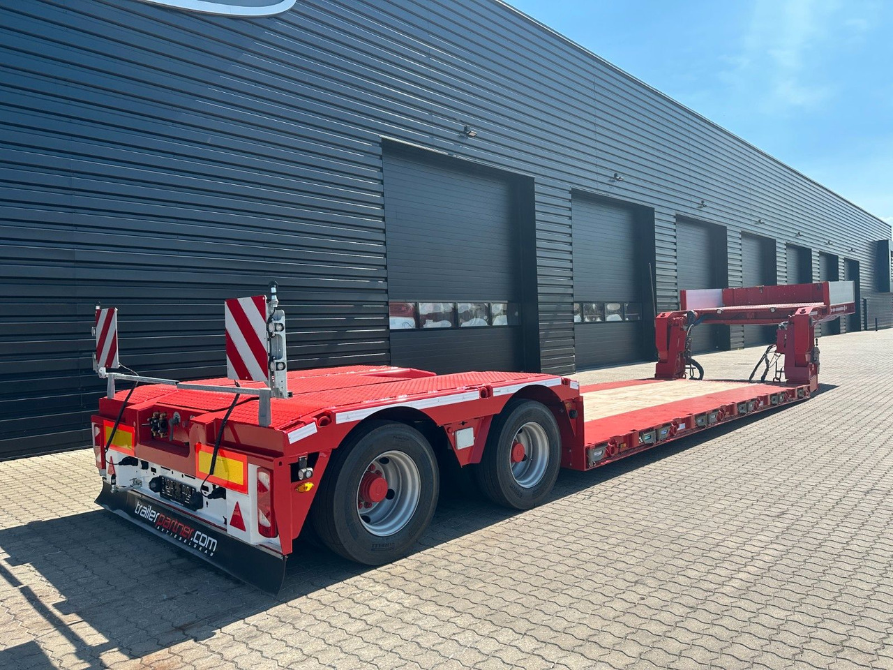 Faymonville Megamax 2 achs tiefbett / Neu Lackiert Faymonville Megamax 2 achs tiefbett / Neu Lackiert - Semireboque baixa: foto 2 Faymonville Megamax 2 achs tiefbett / Neu Lackiert Faymonville Megamax 2 achs tiefbett / Neu Lackiert - Semireboque baixa: foto 2