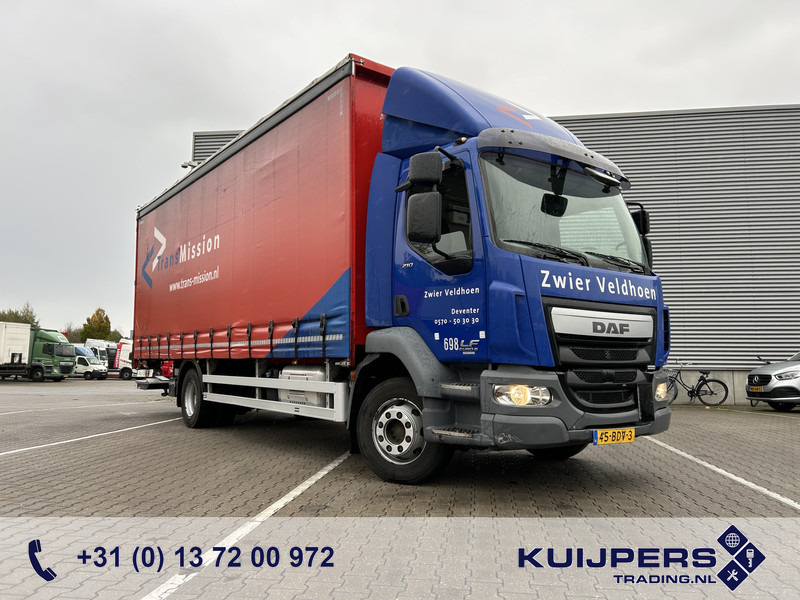 DAF LF 210 FA / 12 Ton / 471 dkm / Curtainside / Loadlift / APK TUV 06-26 - Caminhão com lona: foto 1 DAF LF 210 FA / 12 Ton / 471 dkm / Curtainside / Loadlift / APK TUV 06-26 - Caminhão com lona: foto 1