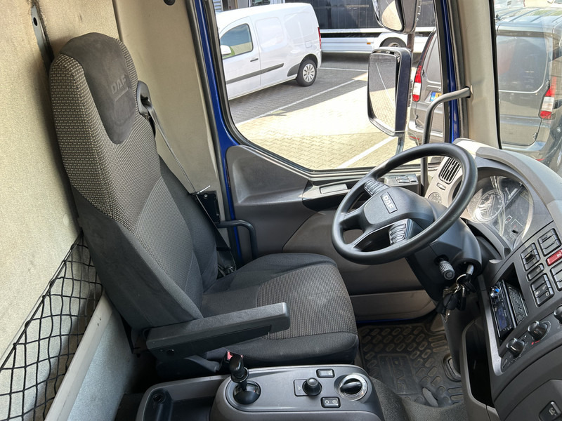 DAF LF 210 FA / 361 dkm / Curtainside / Loadlift / NL Truck - Caminhão com lona: foto 3 DAF LF 210 FA / 361 dkm / Curtainside / Loadlift / NL Truck - Caminhão com lona: foto 3